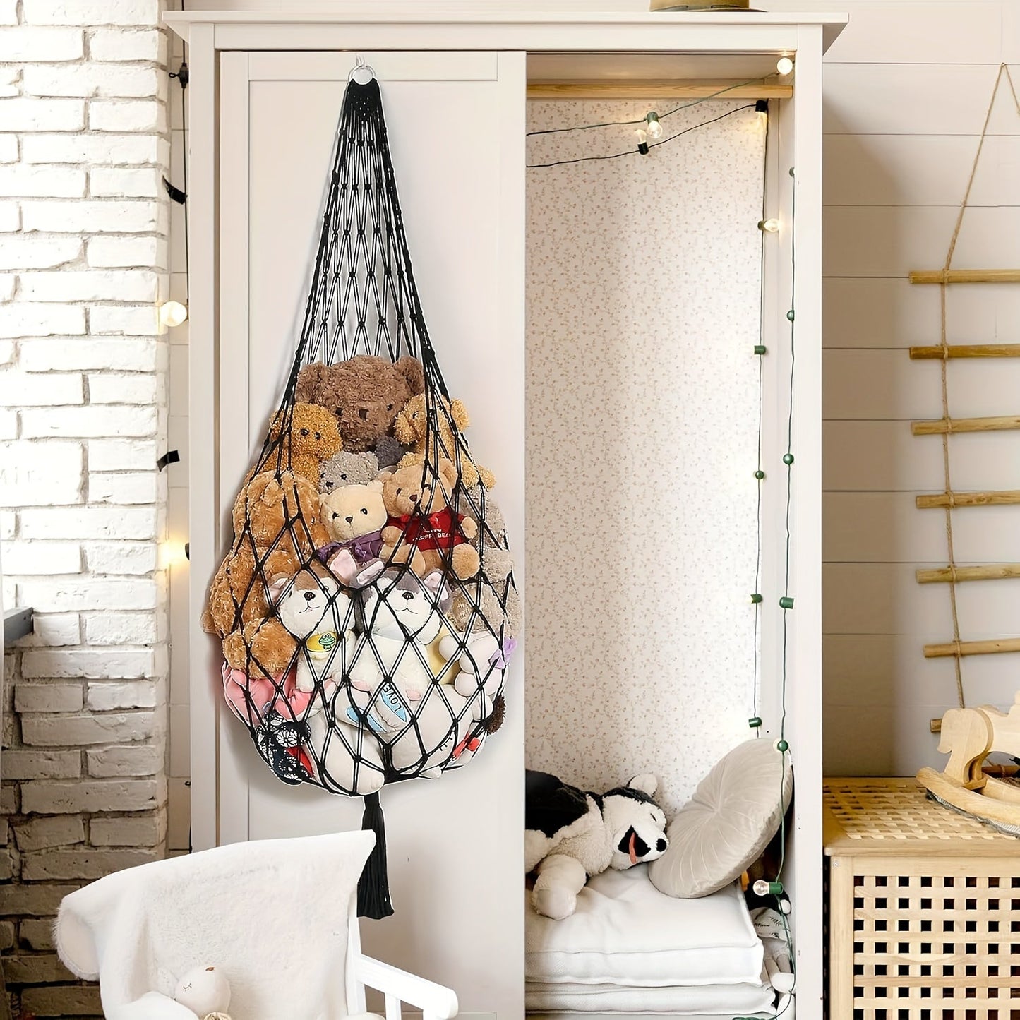 Get organized with this spacious stuffed animal hammock! Our fabric toy storage rack is easy to install and features a spherical net design perfect for holding plush toys. Ideal for children's daycare settings, this toy organizer is available in white