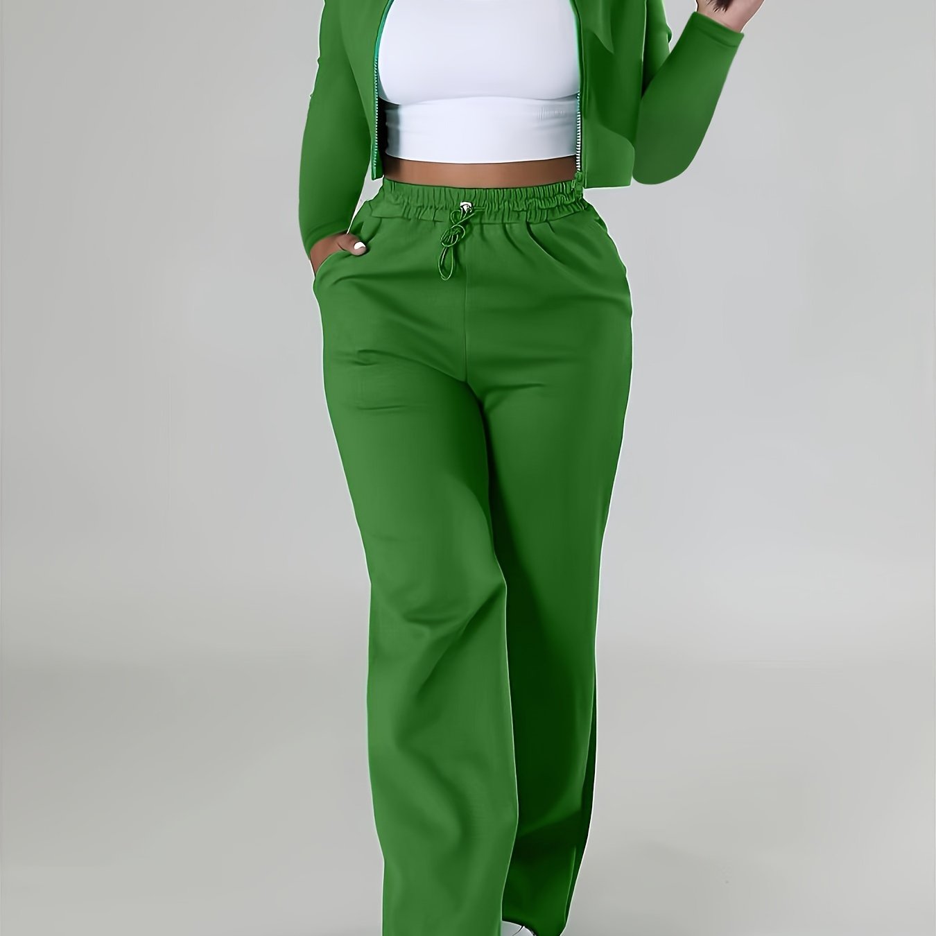 Women's casual sports suit with long sleeves consisting of two pieces.