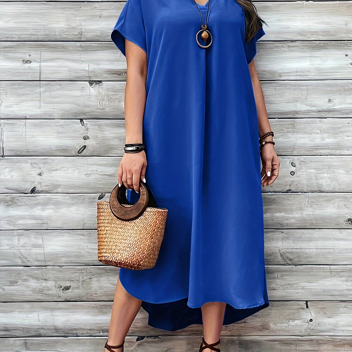 Women's plus size solid curved hem dress with casual V-neck and short sleeves.