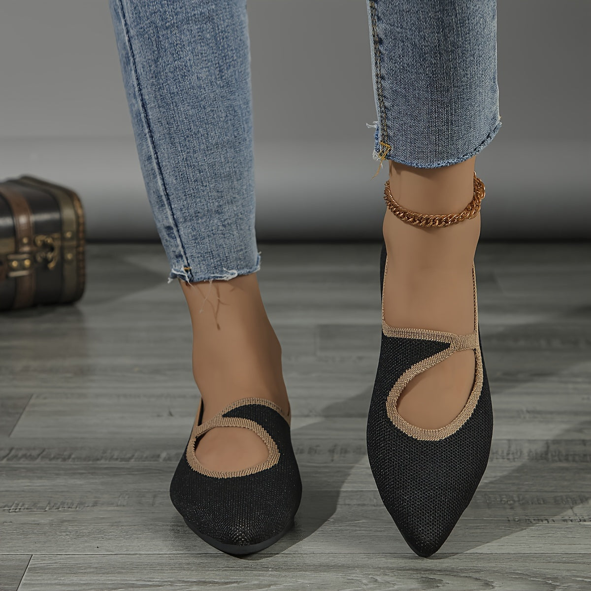 Stylish slip-on flats for women with breathable, comfortable pointed toe and soft sole suitable for all seasons.