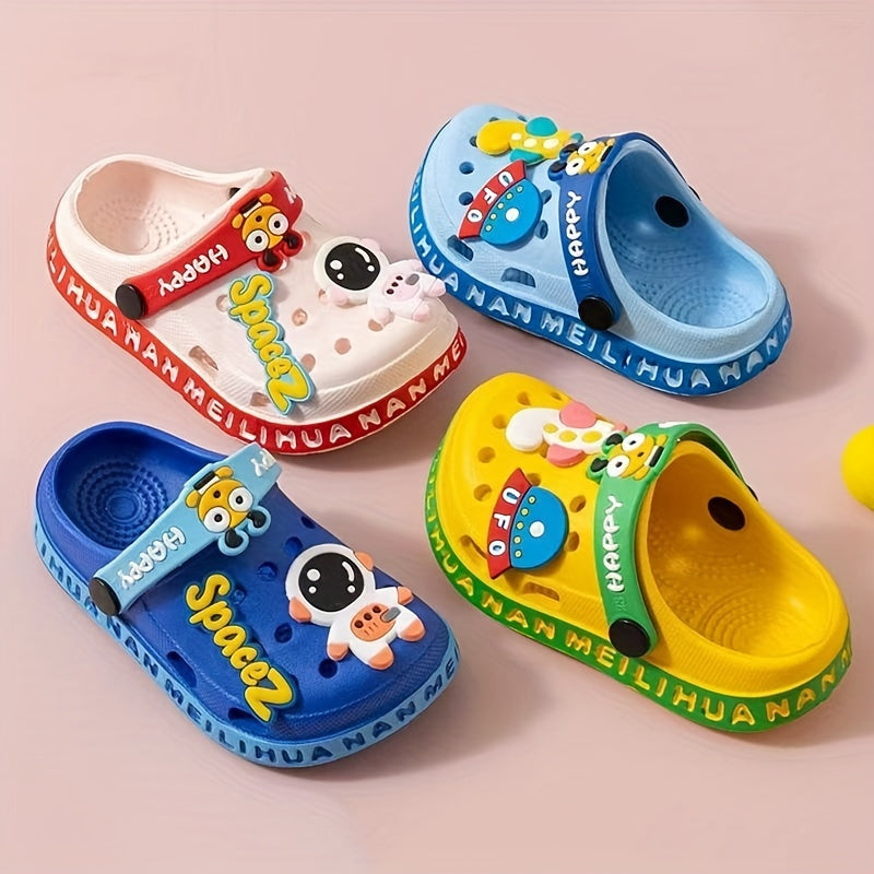 Breathable clog sandals for kids with cute cartoon decorations, quick-drying and non-slip for indoor/outdoor use in all conditions.