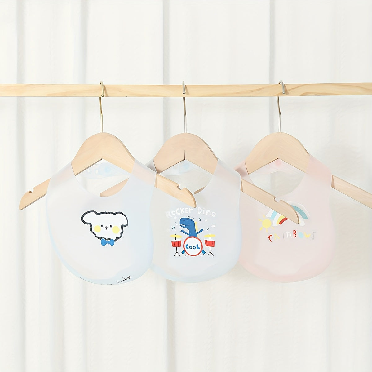 Soft silicone bib for kids is waterproof and dirt-resistant.