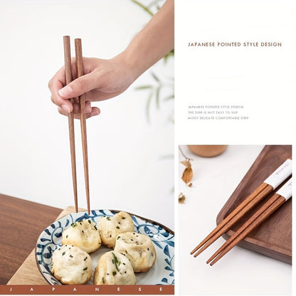 5 pairs of natural wood chopsticks, high-end anti-slip solid wood chopsticks for household use. Traditional Chinese tableware.