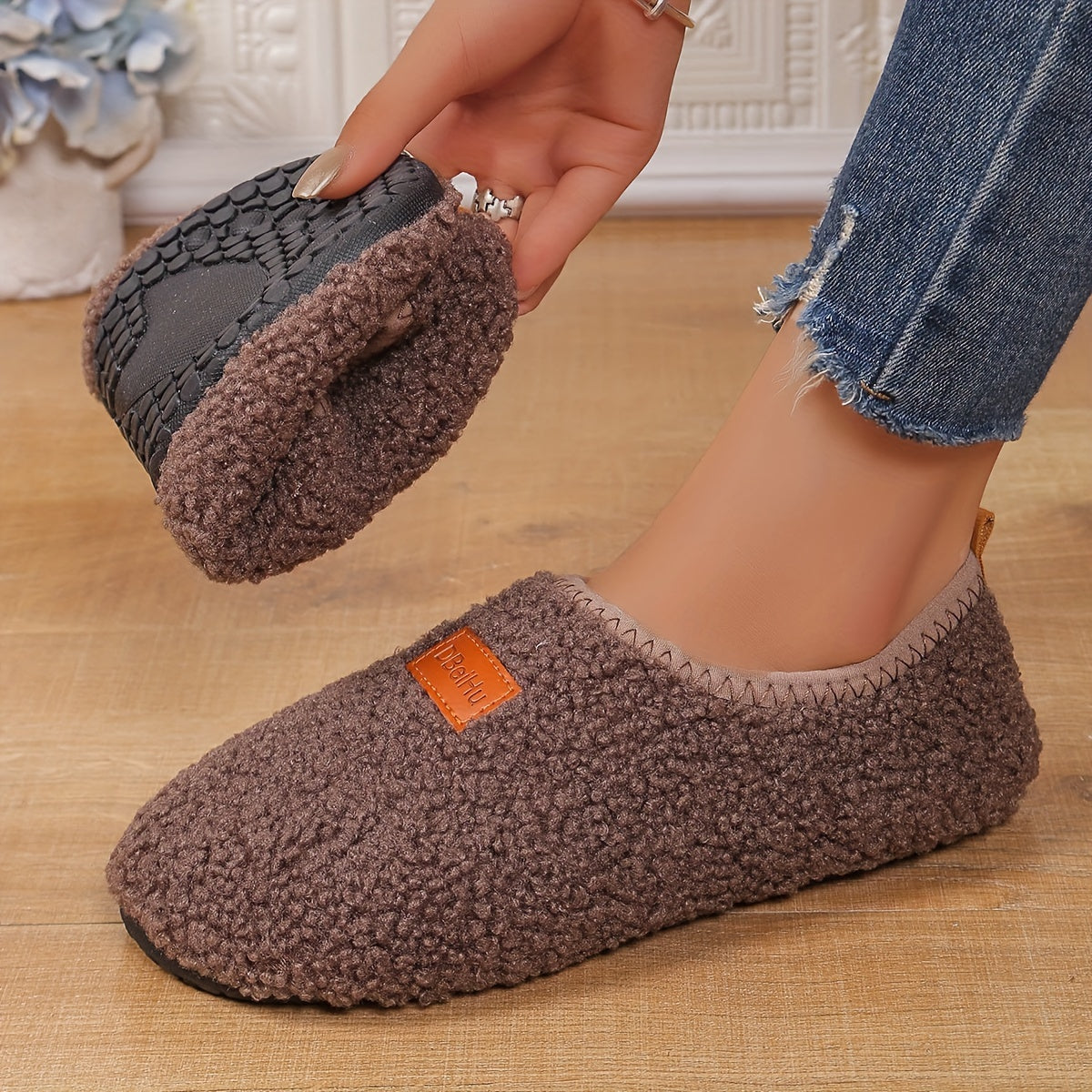 Thick sole couple slippers in solid colors, suitable for indoor or outdoor use and equipped with non-slip feature.