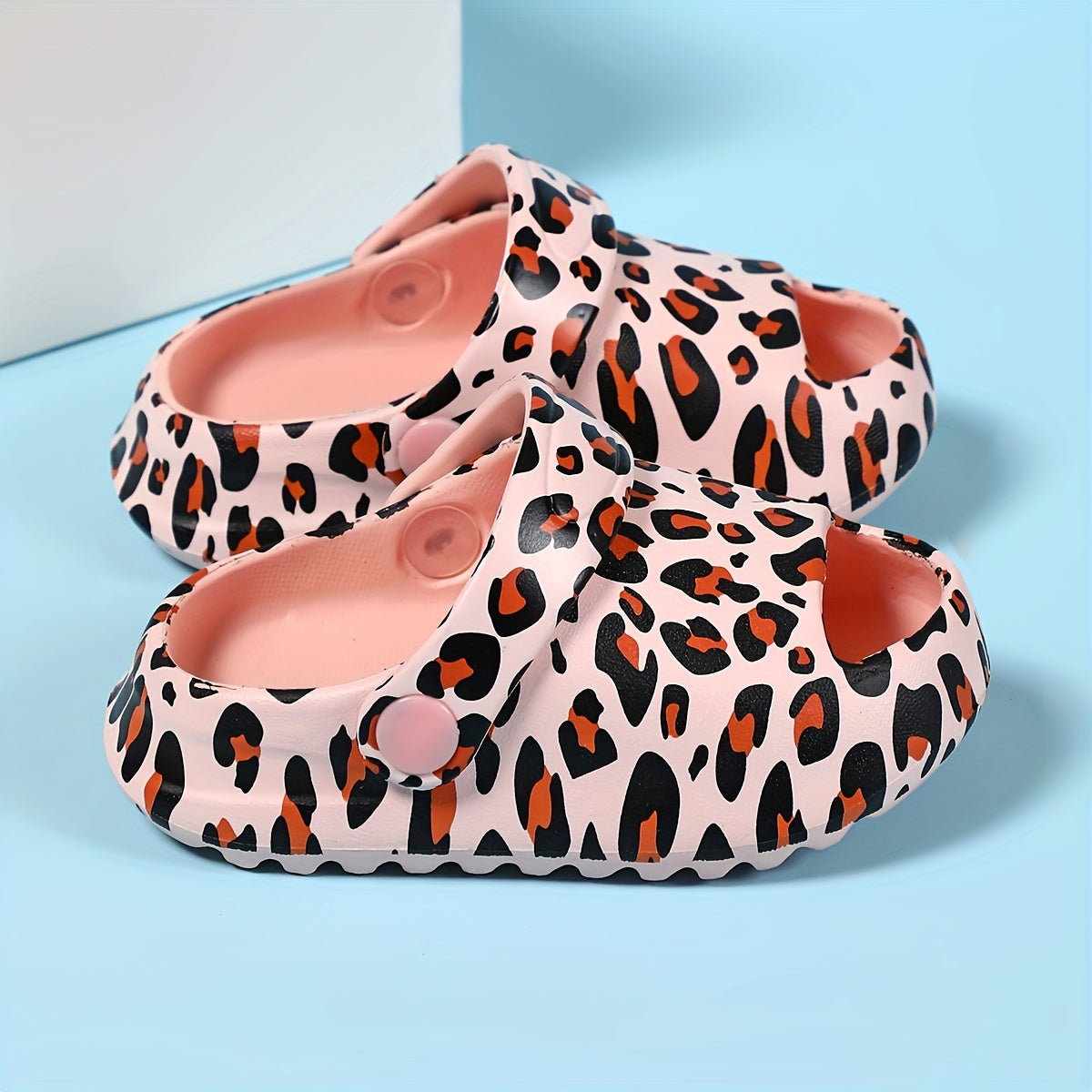 Stylish patterned clogs for girls, perfect for indoor and outdoor wear.