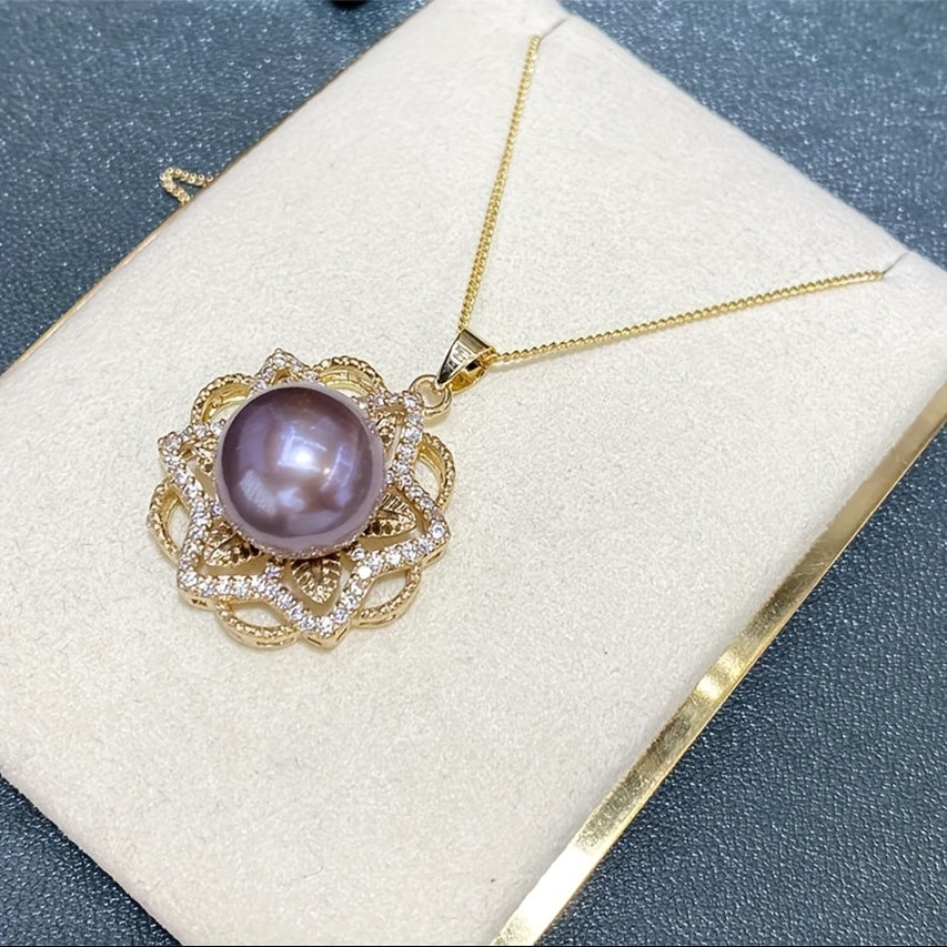 This stunning pendant necklace features a natural freshwater pearl charm, elegantly designed with a vintage luxury 18K gold plated finish. Perfect for both daily wear and special occasions, it makes an ideal gift for Valentine's Day.