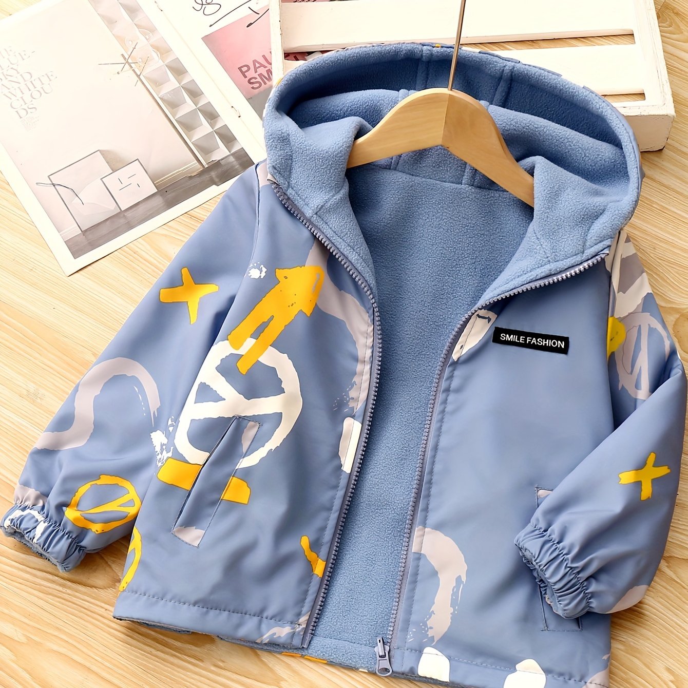 Boys' reversible jacket with fleece lining, crew neck, and pockets. Made of 100% polyester with non-stretch woven fabric and a loose fit. Features a random printed design, suitable for all