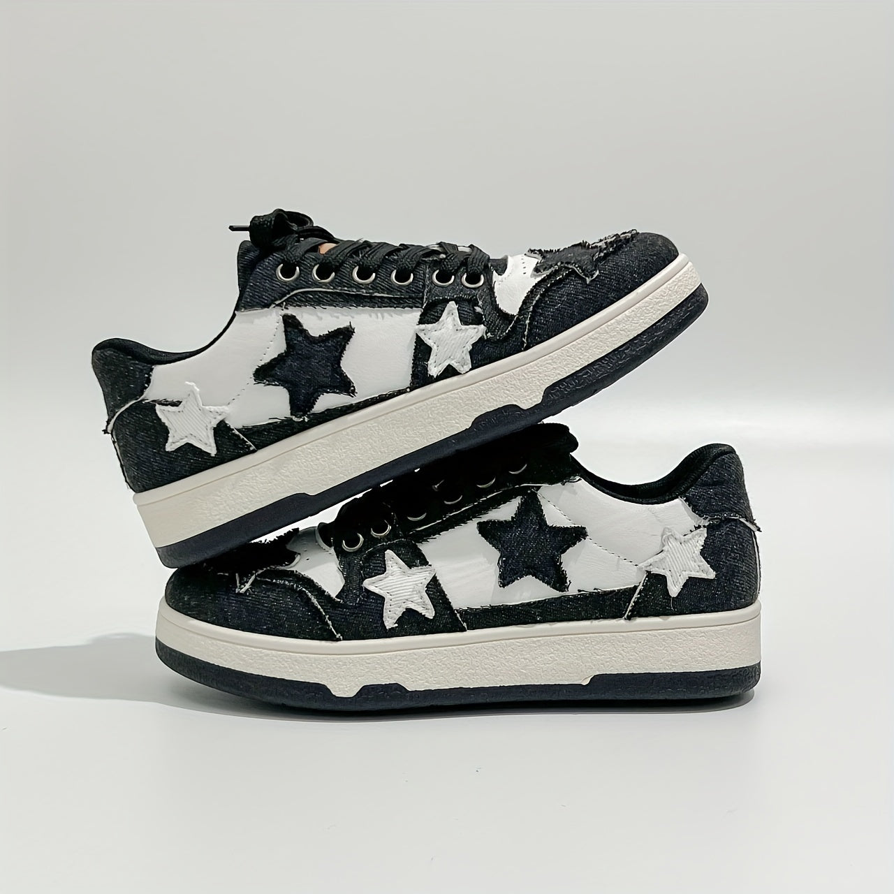 Women's skate shoes with stars design, low top colorblock flatform sneakers.