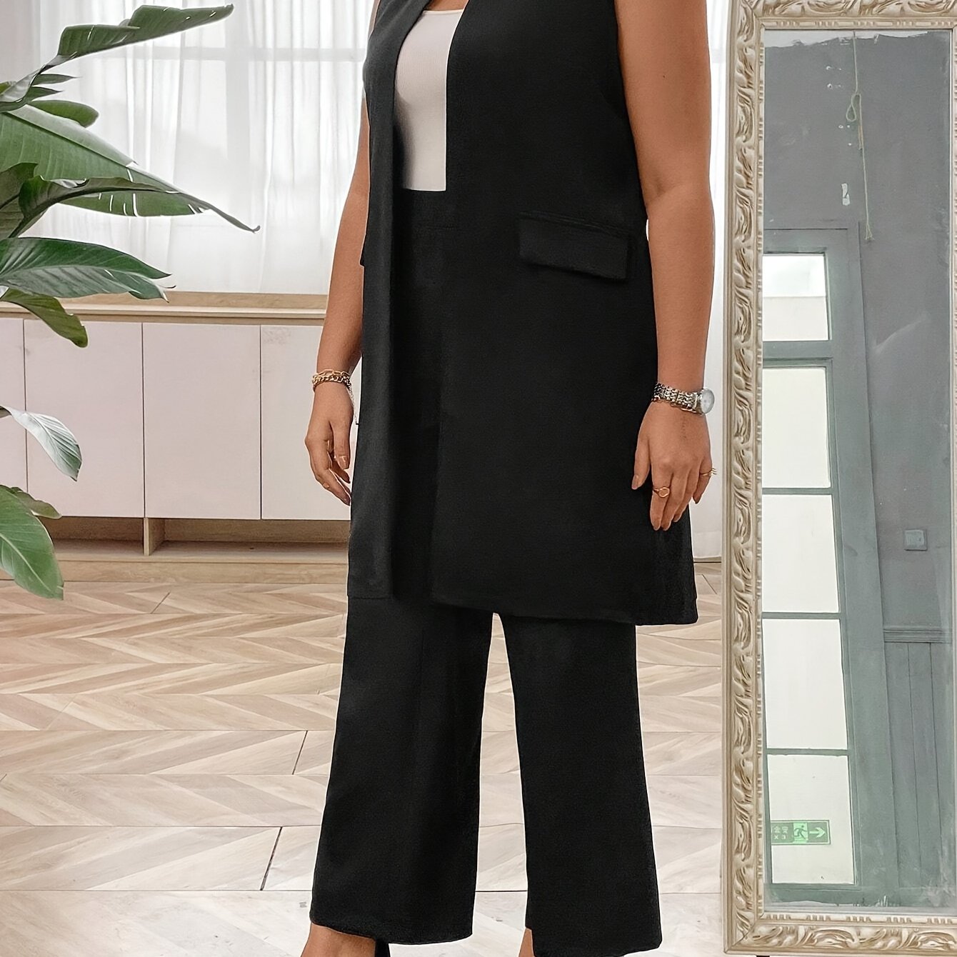 Stylish plus-size blazer and pants set made of casual, machine-washable polyester fabric suitable for all seasons. Perfect for formal occasions.