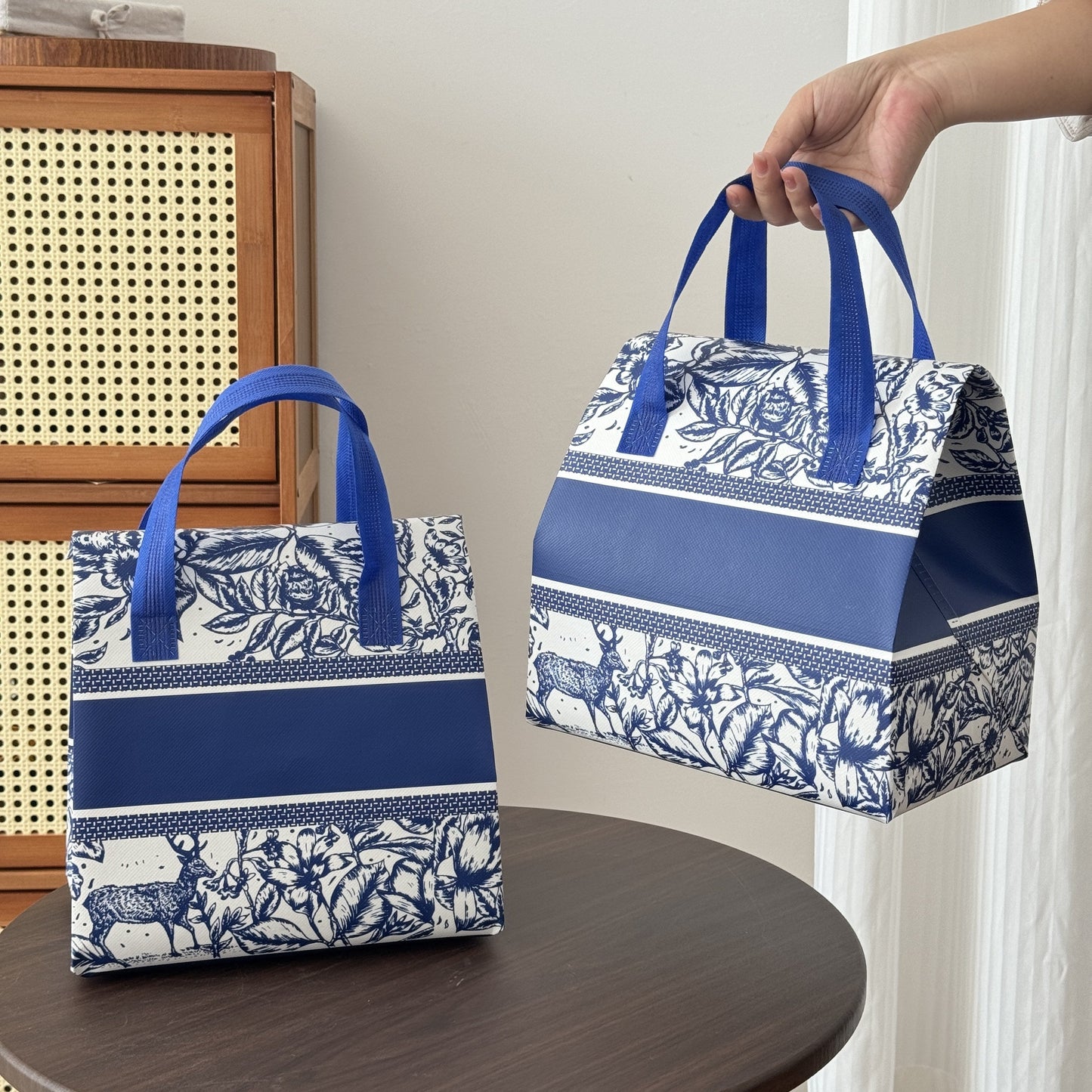 10 pieces of extra large insulated pizza delivery bags in a blue and white floral/deer pattern. These reusable polypropylene cooler totes feature a flip-top lid, perfect for catering, picnics, and food service takeout. The sturdy handle makes it easy to