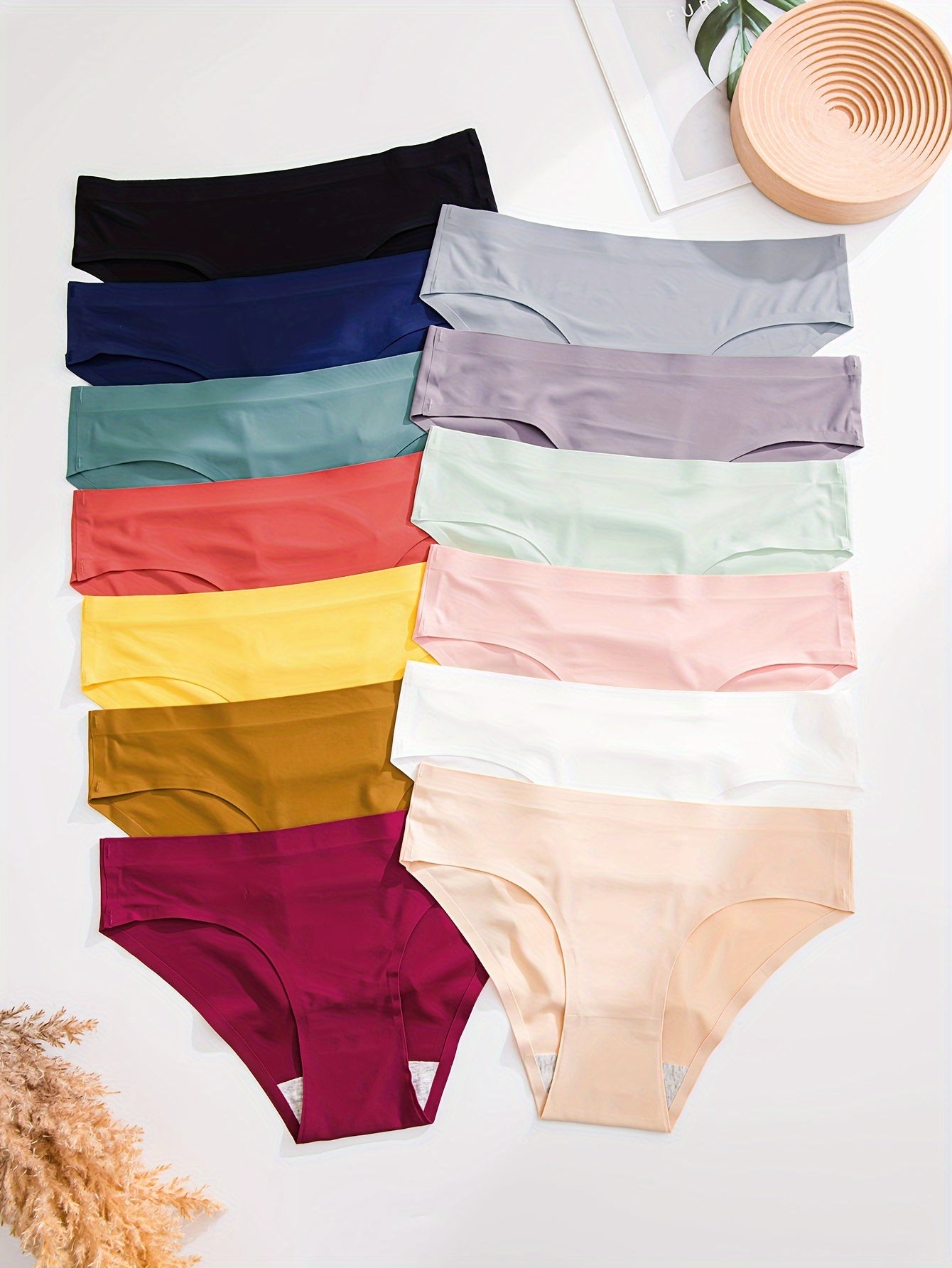 13 pieces of soft and seamless low-rise briefs, ideal for women's lingerie and underwear.