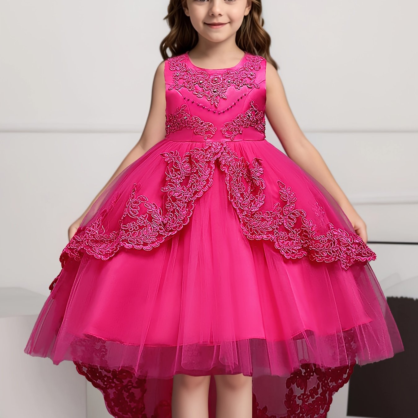 Girls' red princess dress with beaded embroidery and mesh tail, ideal for parties and weddings, made from a viscose/polyester blend.