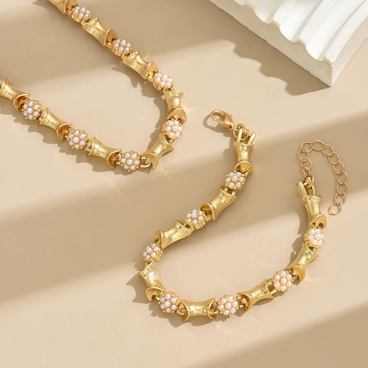 Stylish and elegant Jewelry Set made of Zinc Alloy with 18K Gold Plating and Imitation Pearls - Includes a Fashionable Bracelet and Choker Necklace perfect for both casual and vacation outfits