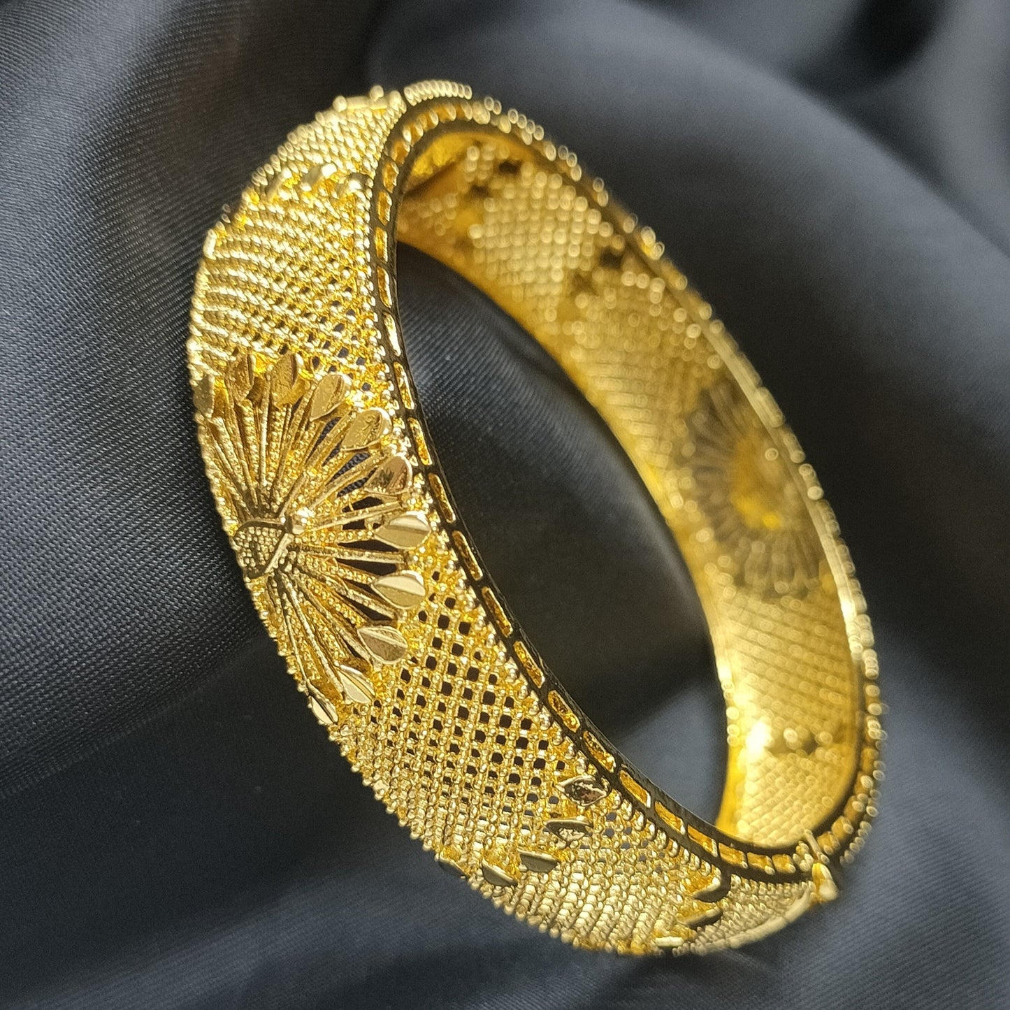 Introducing the 2024 New Collection: A Stunning 4-Piece Gold-Plated Peacock Bracelet Set - An Ideal Gift for Mother's Day, Teacher's Day, Graduation, or Any Special Occasion - Exquisitely Crafted from Zinc Alloy with Intricate Designs - Suitable for