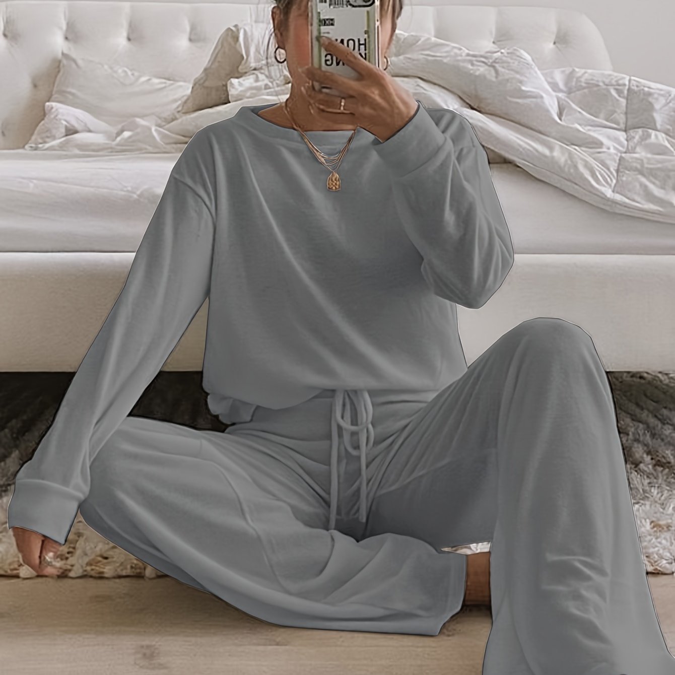 Cozy women's loungewear set in brushed fabric, solid color, round neck, long pants suit made of polyester for adults in autumn/winter season.