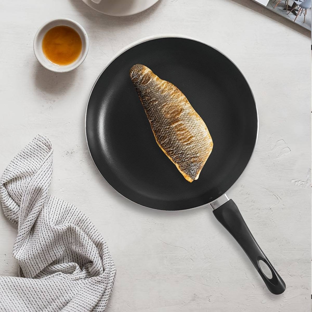 Get the perfect 10.8-inch black aluminum non-stick frying pan for your low-fat cooking needs! This pan is ideal for cooking eggs and steak with its easy grip handle, lightweight design, and scratch-resistant coating. It is compatible with gas, electric