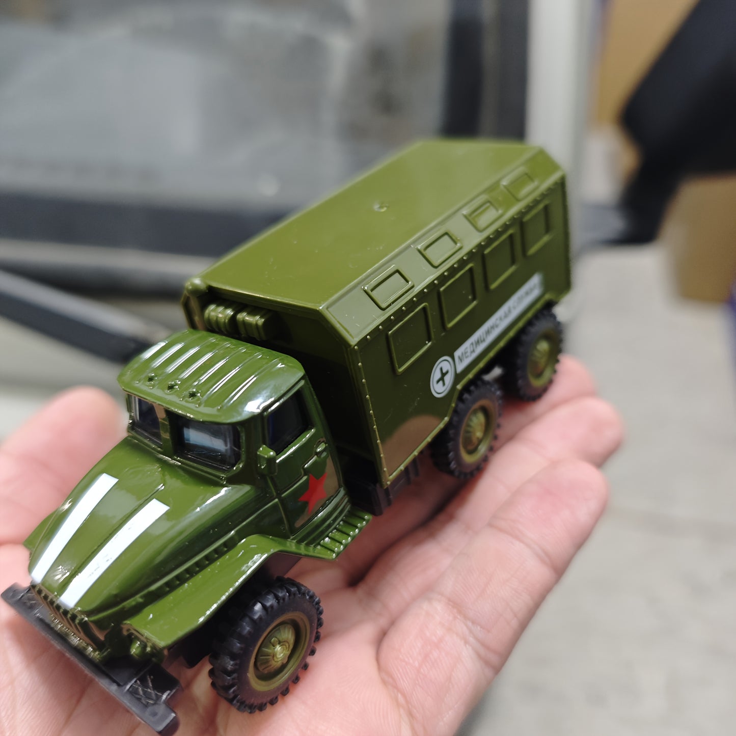 Zinc alloy military truck replica with manual pull-back operation, ideal for cake decoration, car decor, home and office desk ornament, and as a gift for collectors and army decor.