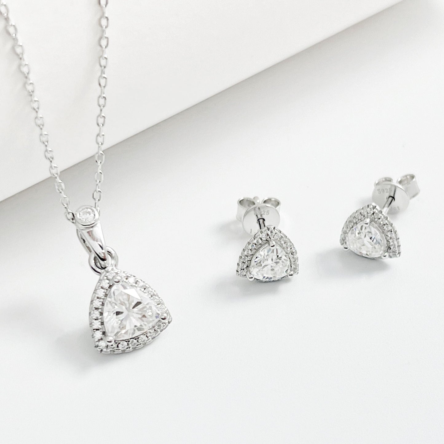 1 piece of S925 Silvery moissanite jewelry set featuring a 1.0CT moissanite necklace and two 0.5CT moissanite earrings. This fashionable and luxurious jewelry set makes for the perfect gift for anniversaries, weddings, birthdays, Halloween, Christmas, or