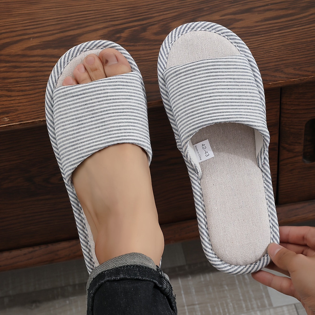 Casual striped slip-on slippers with EVA sole for men and women, suitable for all seasons.