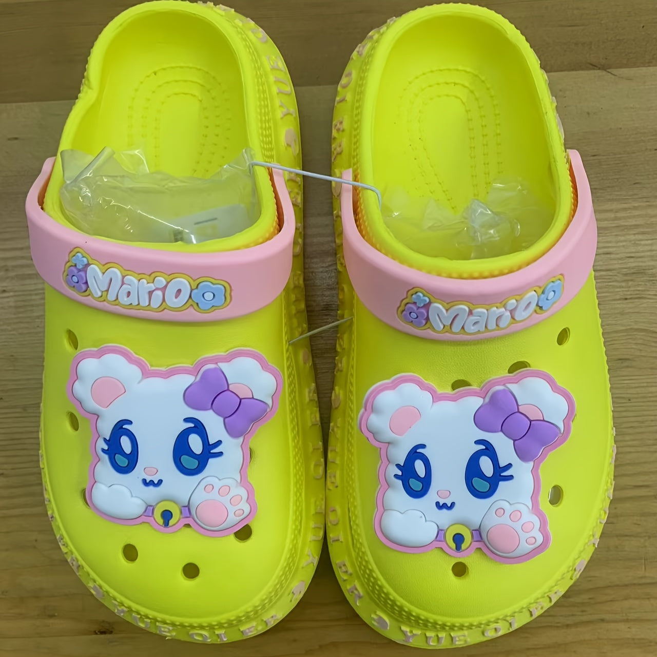 Stylish cartoon sandals for girls, quick-drying clogs for all seasons.