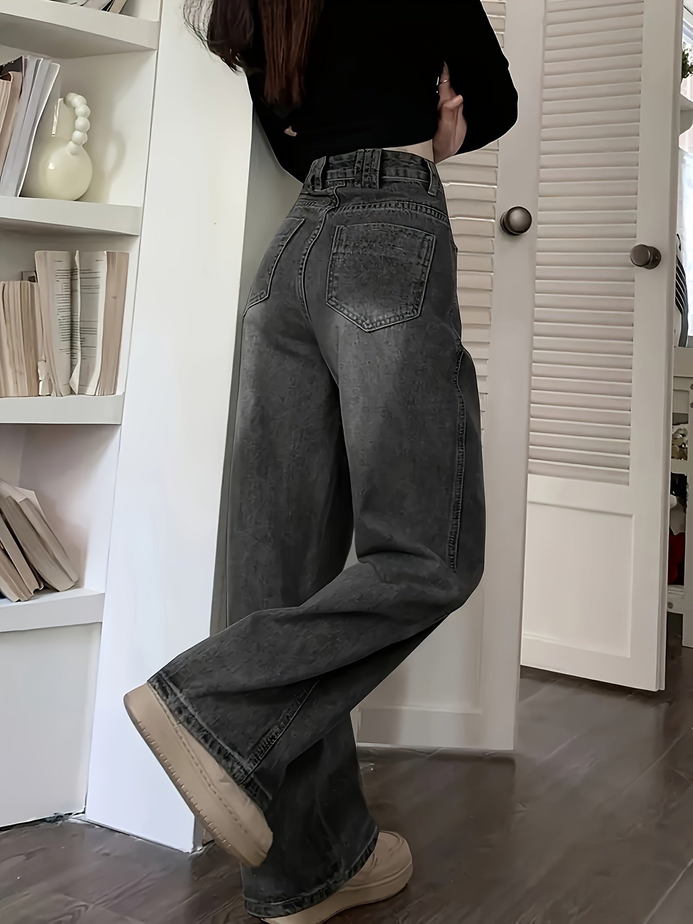 Loose straight leg jeans with multiple pockets, versatile denim pants for women. Vintage style.