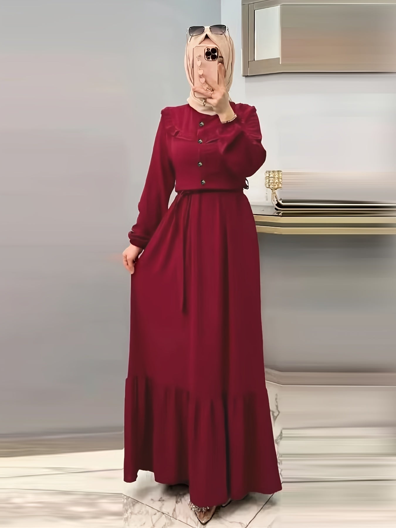 Musulmon ayollar uchun elegant burgundi rangidagi maksi ko'ylak, tugma tafsiloti, uzun yenglar va mashinada yuvish mumkin. Polyester va spandeks aralashmasidan tayyorlangan. Hijob kiritilmagan.