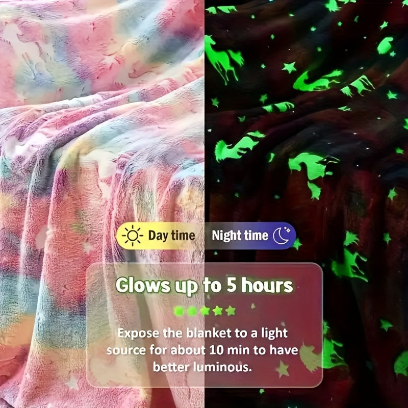 Soft and cozy throw blanket featuring a luminous stars and unicorns pattern. Glow-in-the-dark flannel material makes it the perfect gift for boys and girls. A must-have for bedroom decor.