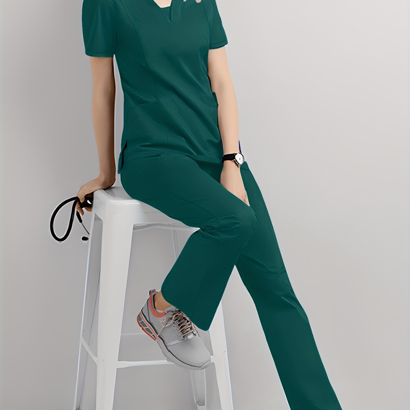 Mustahkam ayollar uchun jogger scrubs to'plami, V-shaklidagi yuqori qismi, tortishqoq shimlar va funksional cho'ntaklar - Sog'liqni saqlash mutaxassislari uchun ideal. Elastik va nafas oladigan polyester/spandeksdan tayyorlangan, mashinada yuvish mumkin.