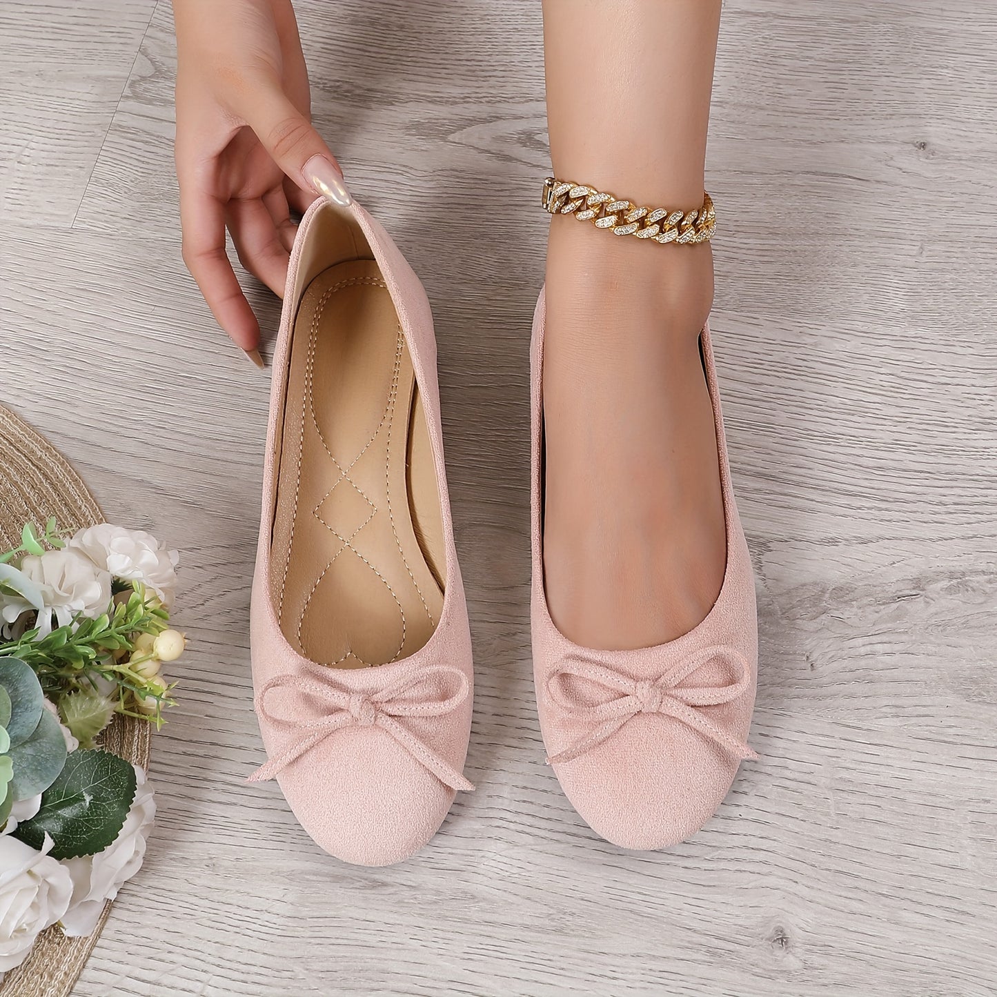 Stylish ballet flats for women with bowknot detail and soft sole, suitable for all seasons.