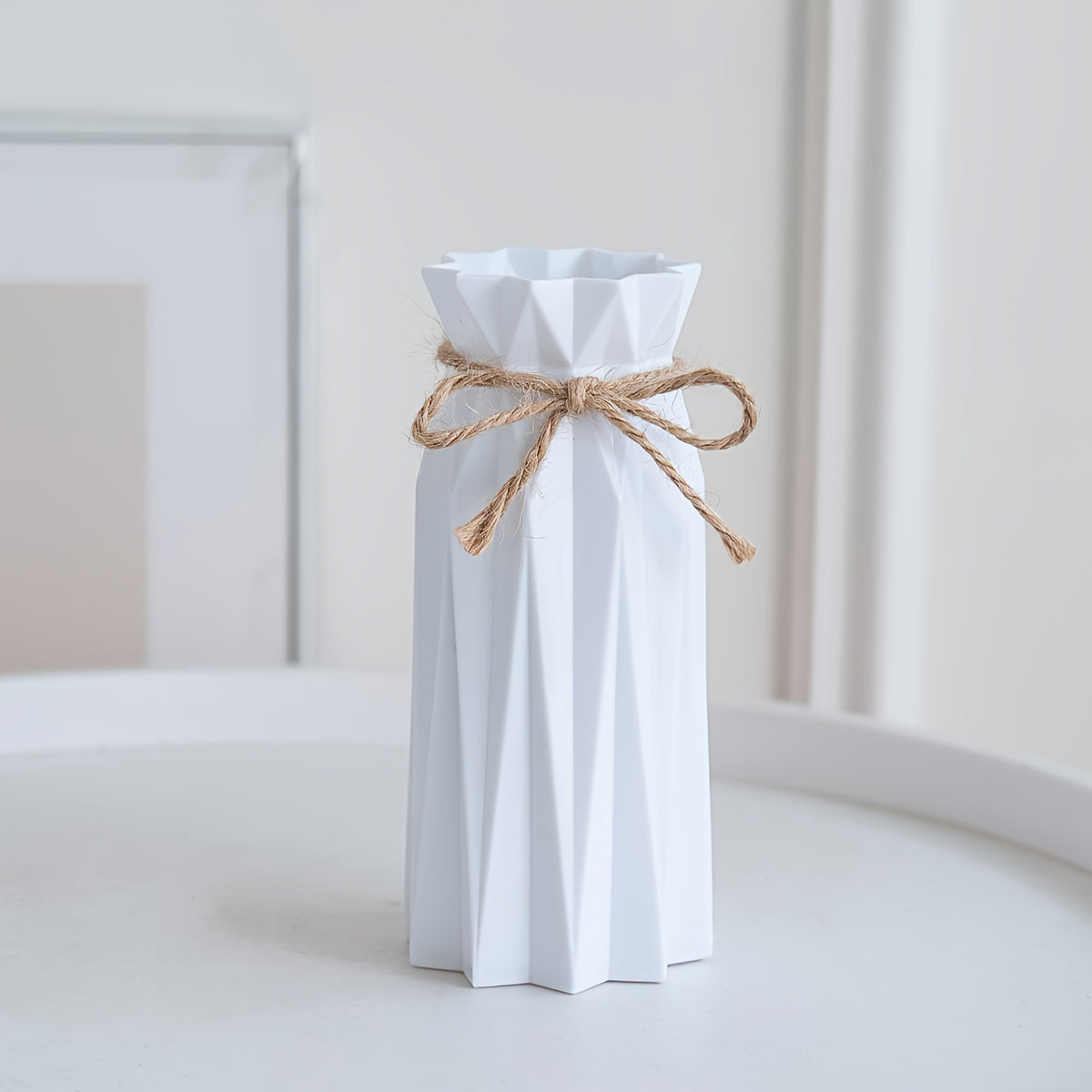 1 white plastic origami vase, 17.53 cm tall, imitation porcelain appearance, for tabletop decoration in various settings, with twine included