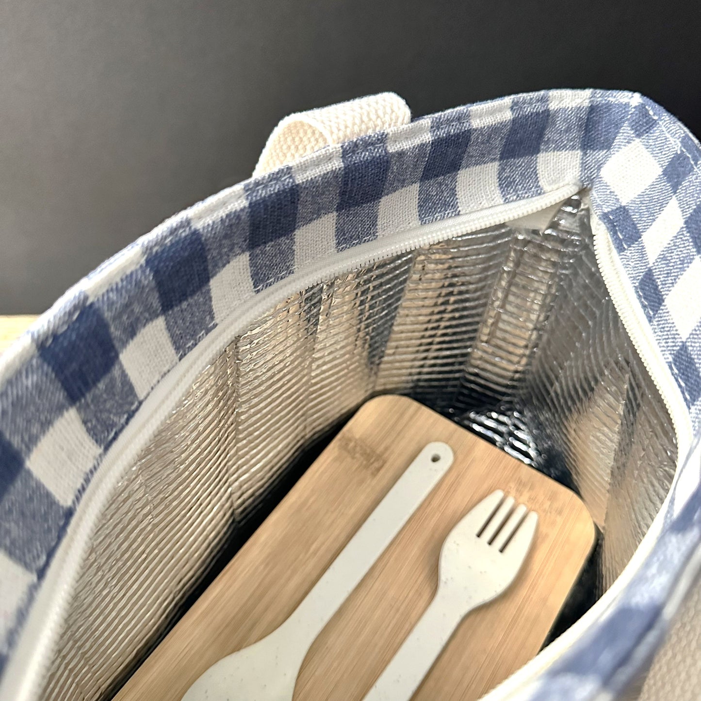 Stay organized and stylish with our plaid insulated lunch bag, made from durable materials to keep your items safe and secure. Available in classic color combinations of black and white, blue and white, and green and white, this lunch bag is versatile