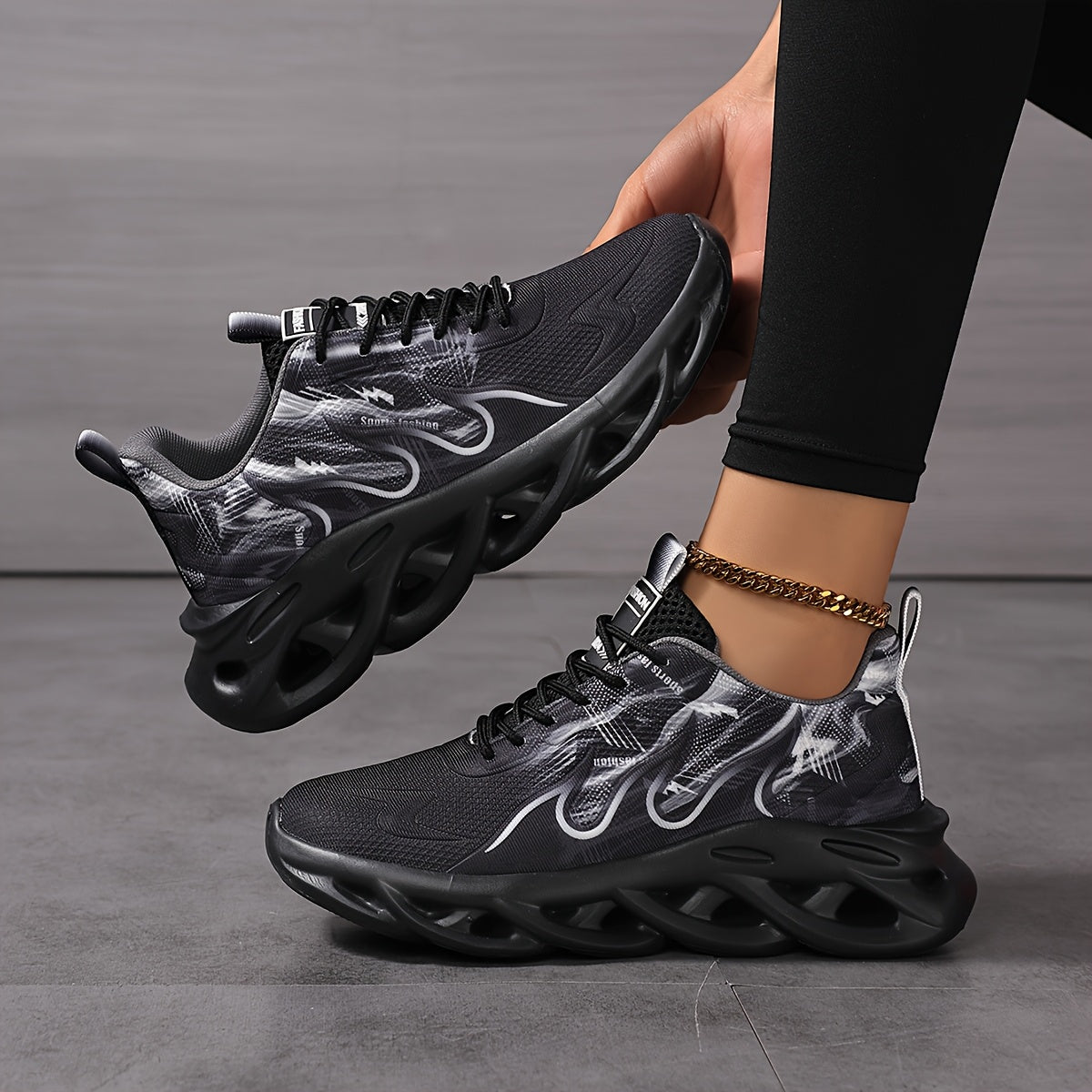 Women's fashion sneakers with breathable mesh fabric, round toe, low top, lace-up design, shock-absorbing soft sole, suitable for all seasons. Ideal for jogging and travel with a solid