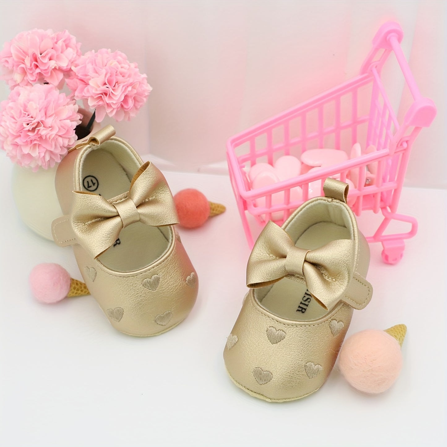 Embroidered heart Mary Jane walking shoes for baby princesses, ideal for leisure and parties in all seasons.