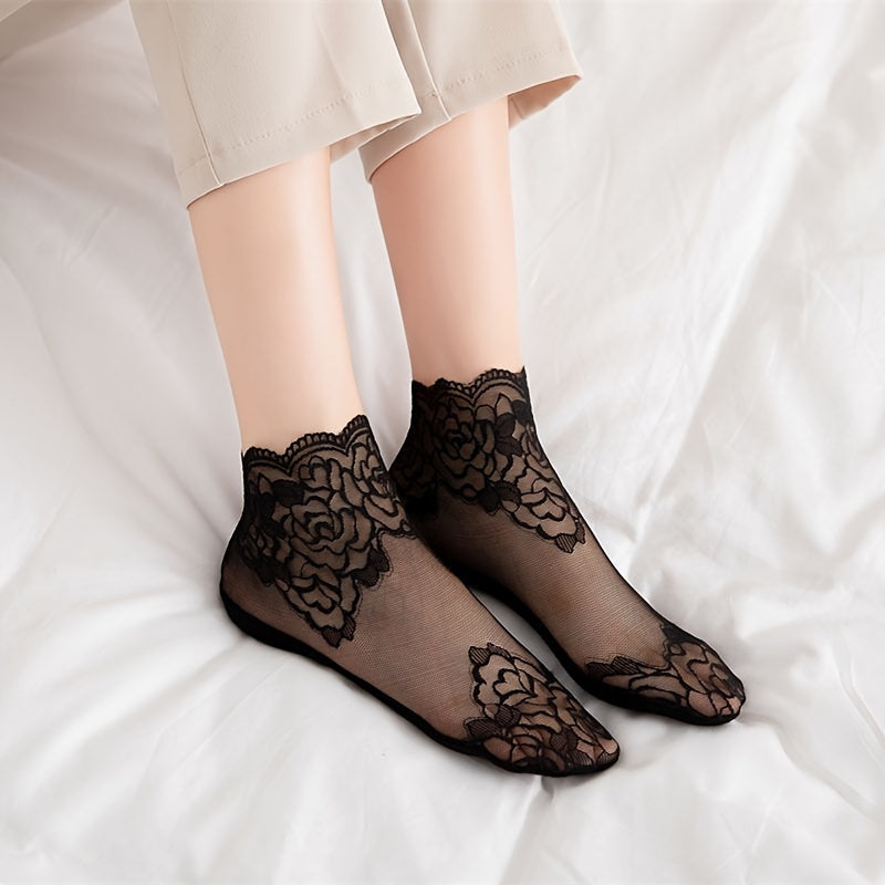 5 pairs of lace-trimmed women's socks for spring and summer, including short mesh socks with large roses and lightweight boat socks.