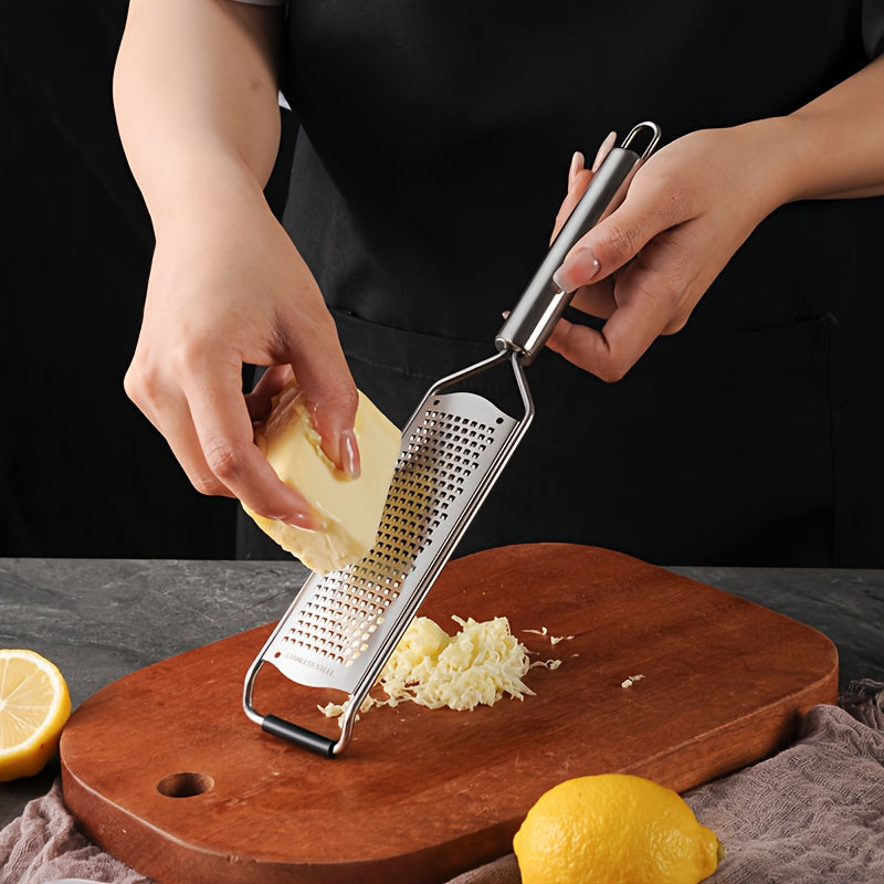 This kitchen grater is made of stainless steel and features a razor-sharp blade, ideal for grating potatoes, zucchini, carrots, apples, cabbage, and cheese. It is designed for extra coarse grating.