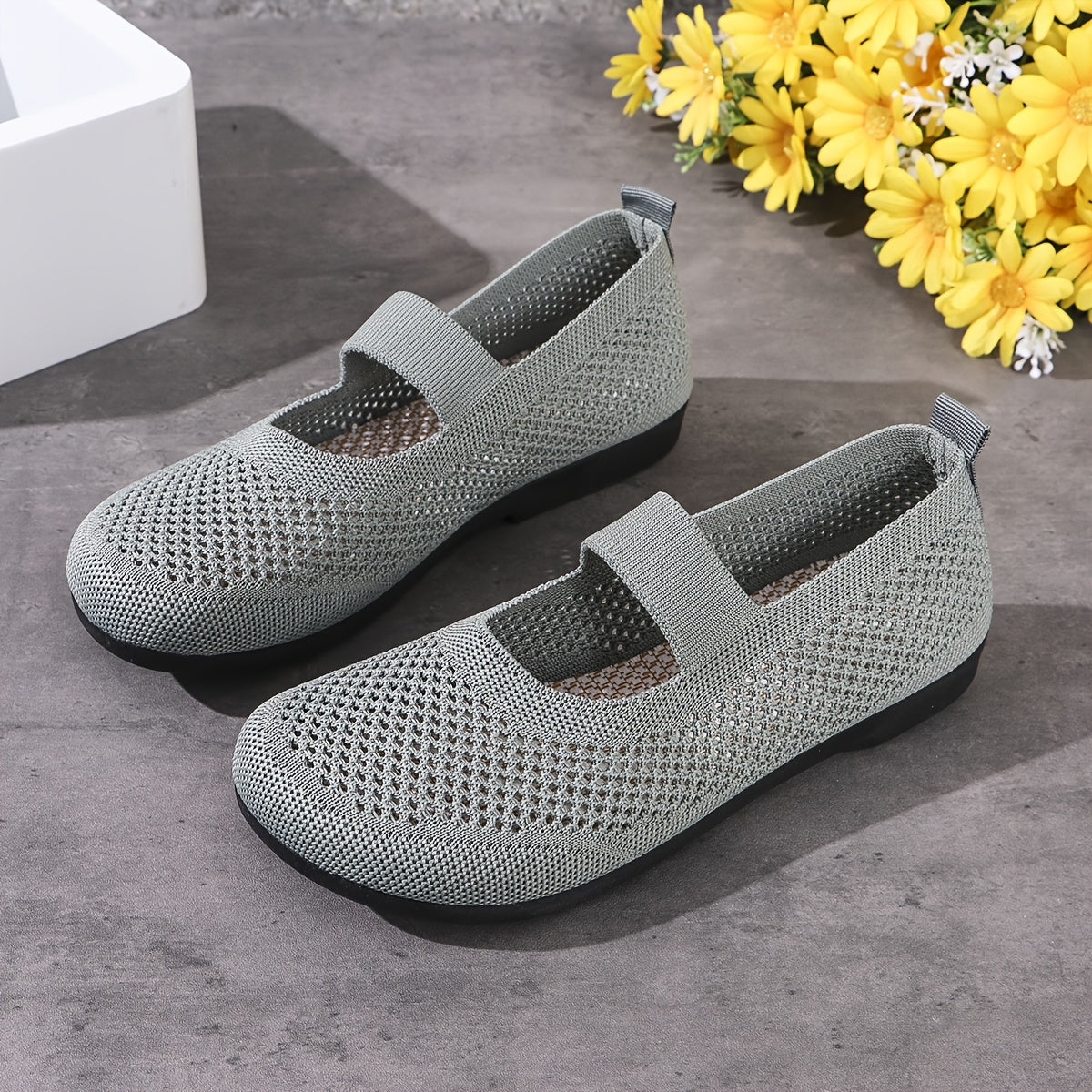 New lightweight and breathable hollow fabric shoes for spring and autumn with a simple design.