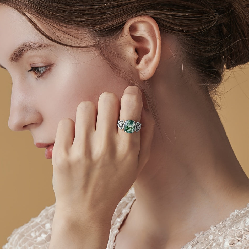 The Vintage-Inspired Green Moss Agate Open Ring is a timeless piece made with 2.4CT of stunning green moss agate set in S925 sterling silver. This elegant ring is perfect for both daily wear and gifting. Featuring a unique water grass design, the stone