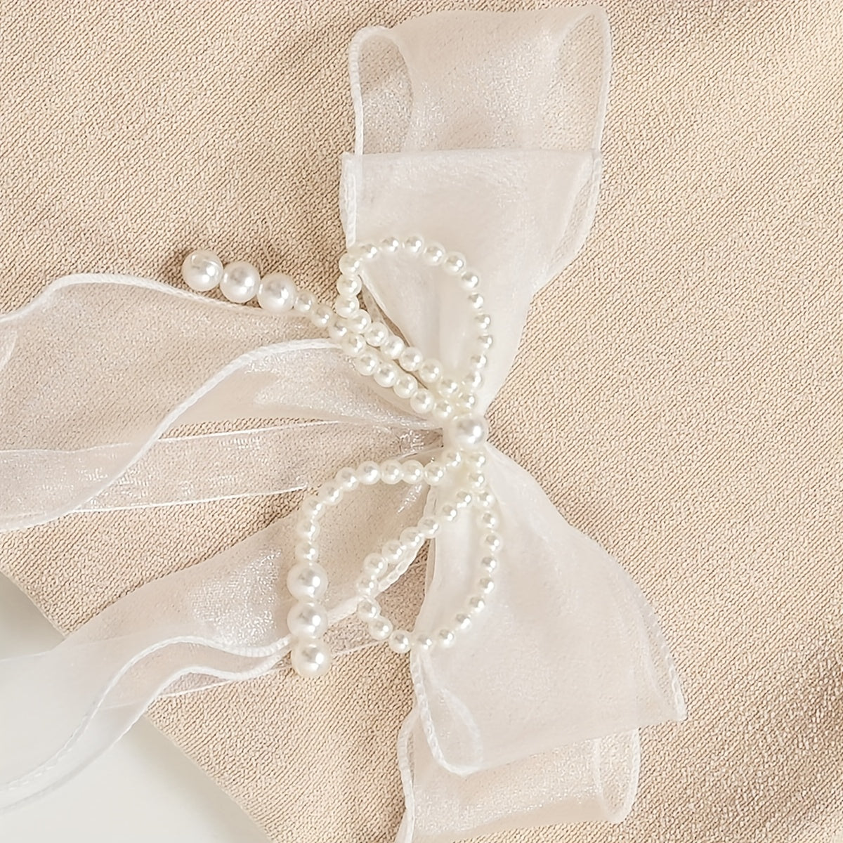 Decorate your home with this set of 1 or 2 pieces of curtain binding rope, featuring a faux pearl bow and DIY curtain clip. These tiebacks are perfect for holding back your curtains and adding a touch of elegance to your living room, office, or home