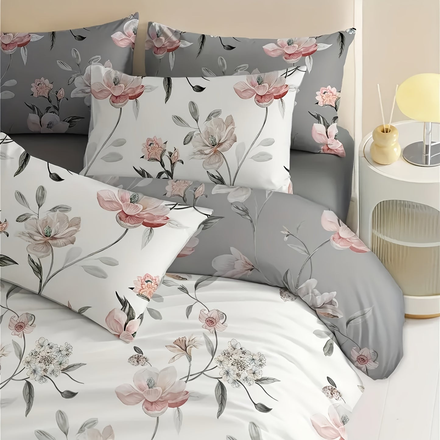 Two-color, two/three piece set of flower-themed bedding for bedroom and guest room. Soft, comfortable, and skin-friendly fabric.