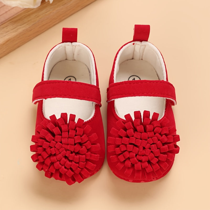 Girls' spring and autumn shoes for ages 0-1 with cute flower decorations and soft soles for comfortable first steps.