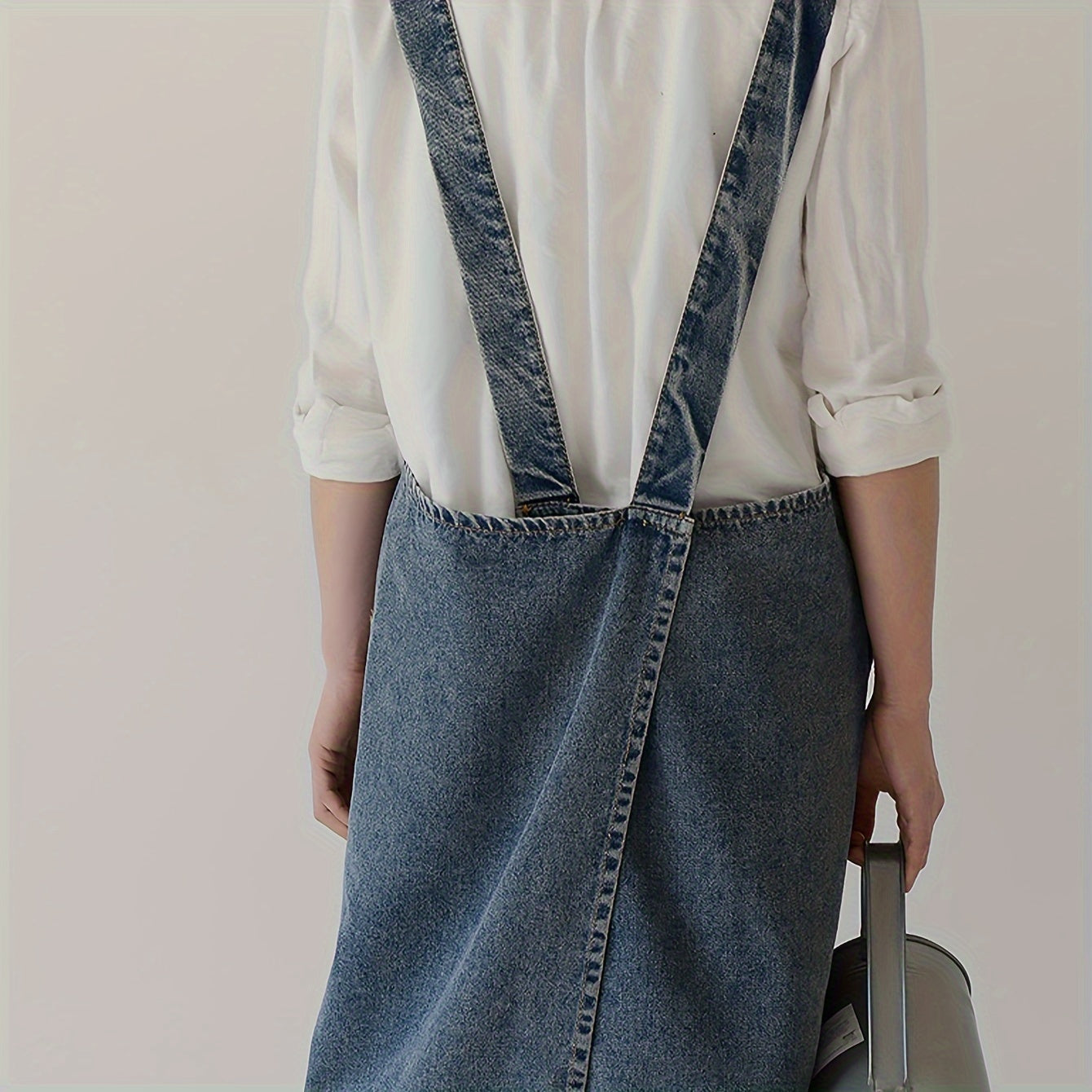 Vintage-style denim apron with pockets, adjustable straps, and waterproof design for kitchen and restaurant work.