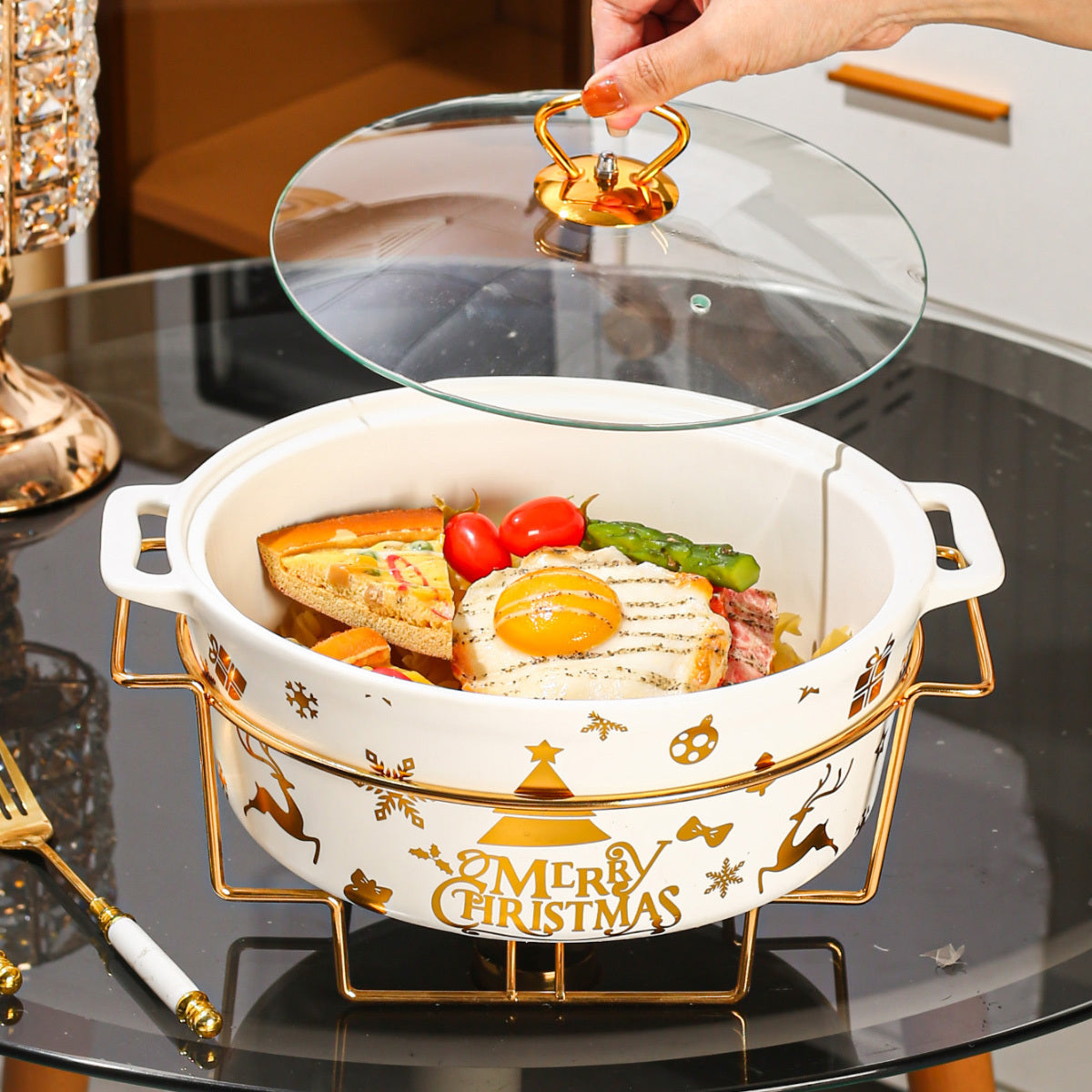 Get ready for the holiday season with this festive Christmas ceramic baking plate and insulated pot set. Ideal for use in your home, restaurant, or living room, this kitchenware is perfect for baking bread, turkey, cheese, pizza, and more. It's also