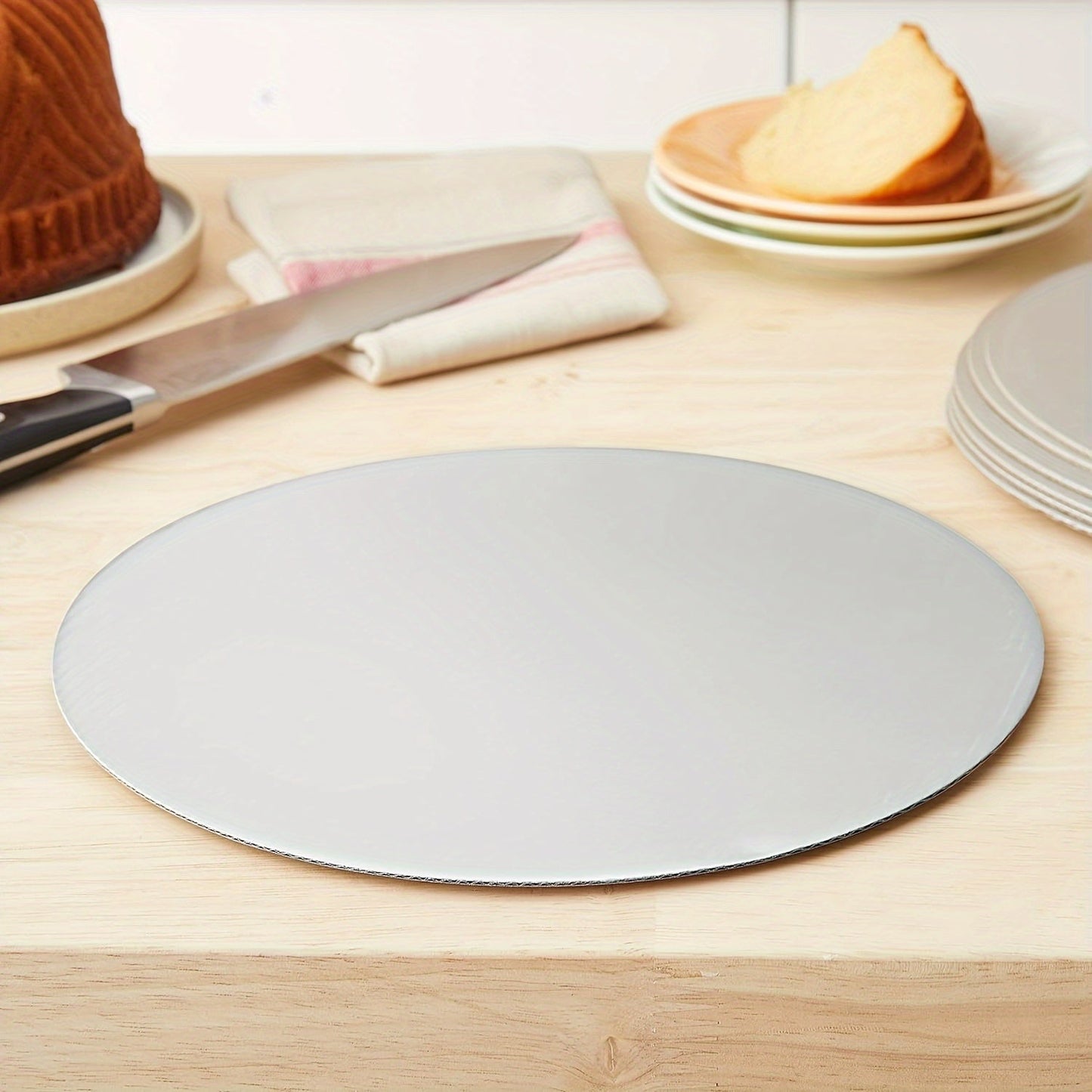 10 pieces of round silvery cake boards for disposable cake bases. These grease-proof cake plates are perfect for decorating cakes, desserts, pizzas, and exhibiting your culinary creations at New Year weddings, birthday parties, and other celebrations.