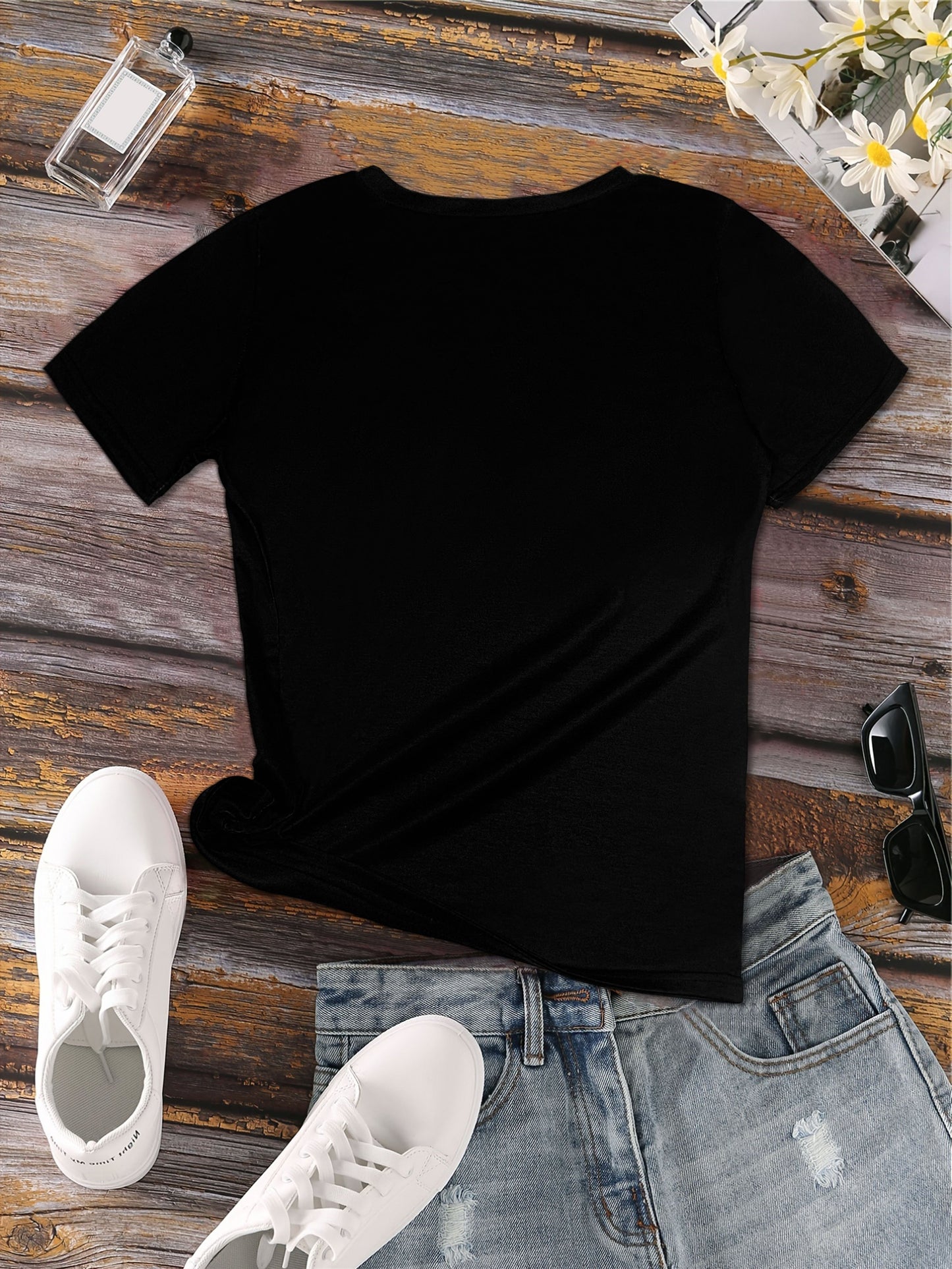 Cat print V-neck t-shirt for spring and summer women's clothing.