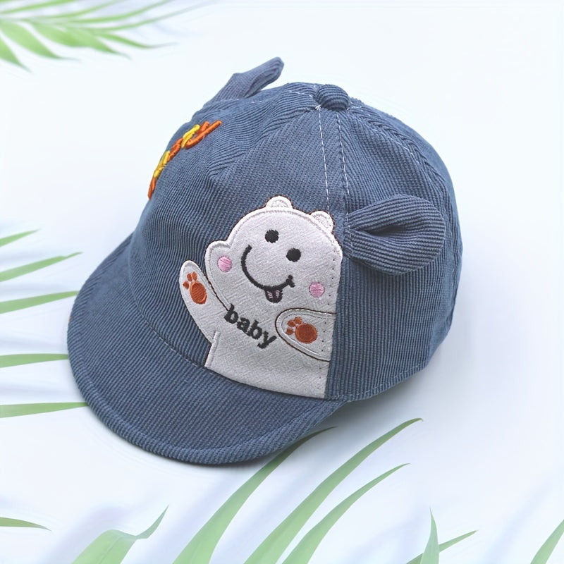 Kid's bear baseball cap in green with animal patch, made of lightweight stretchable polyester for all-season sun protection.