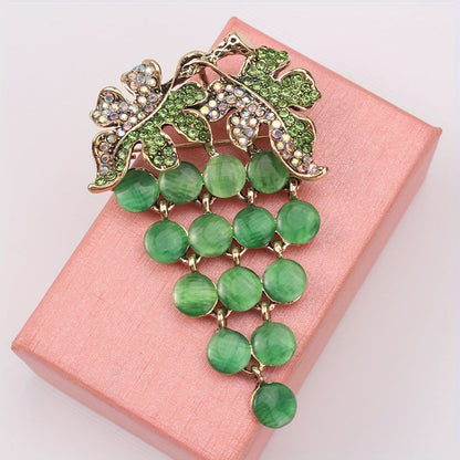 Creative high-end cat eye green grape chest flower suit decoration pin with new fashion fruit brooch.