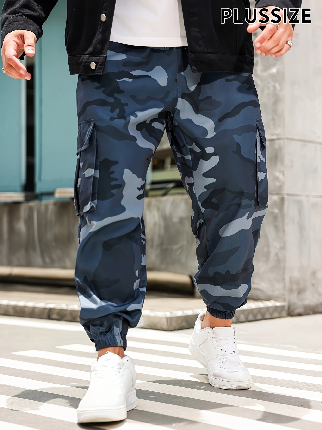 Men's camouflaged cargo pants with drawstring and multiple pockets, ideal for sports and daily wear.