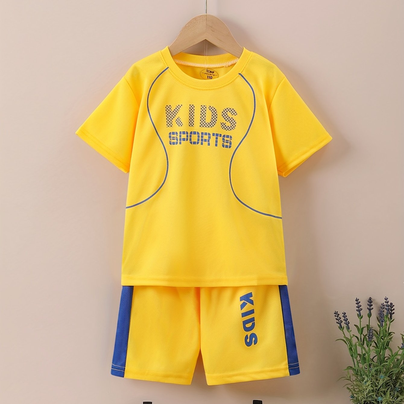 Children's quick-drying sports suit with short-sleeved shorts and KIDS SPORTS printed t-shirt, made with lightweight and comfortable quick-drying fabric.