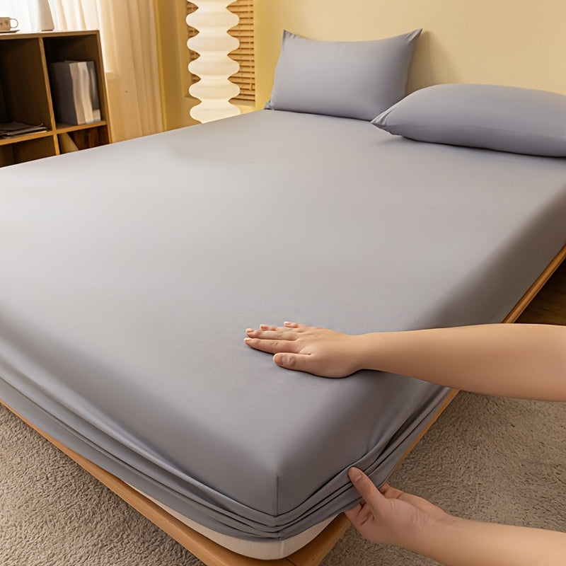 This soft and comfortable brushed fitted sheet in light grey is perfect for any bedroom, guest room, or student dorm. With a deep pocket design, this fitted bed sheet offers a snug and secure fit.