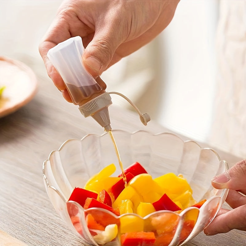 4 mini condiment bottles for portable use, perfect for BBQs and seasoning in the kitchen or outdoors. Made of PVC-free plastic.